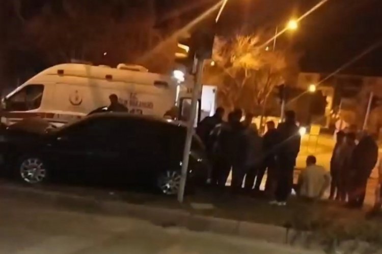 Elazığ'da otomobil ref&uuml;jde bulunan ağaca &ccedil;arptı: 1 ağır yaralı