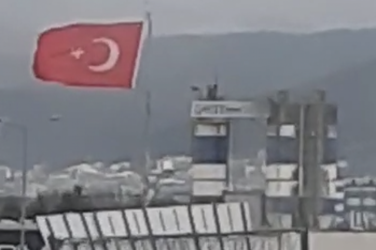 Bursa'da etkisini g&ouml;steren kuvvetli lodos tabelayı devirmek &uuml;zere!