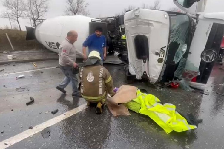 Beton mikseri seyir halindeki otomobilin &uuml;zerine devrildi