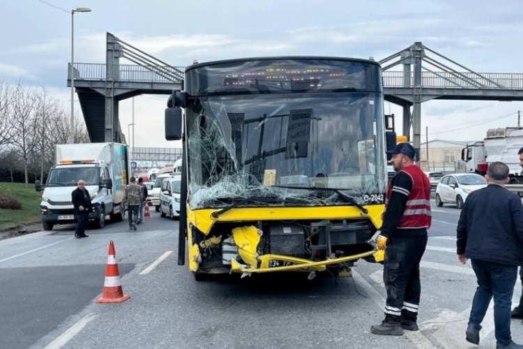 İstanbul'da otob&uuml;s bariyerlere saplandı