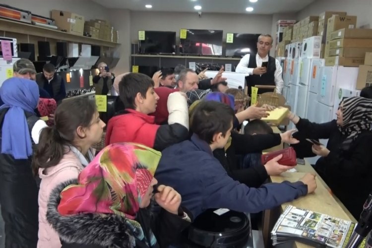 Bursa'da mağaza a&ccedil;ılışında uzun kuyruklar oluştu