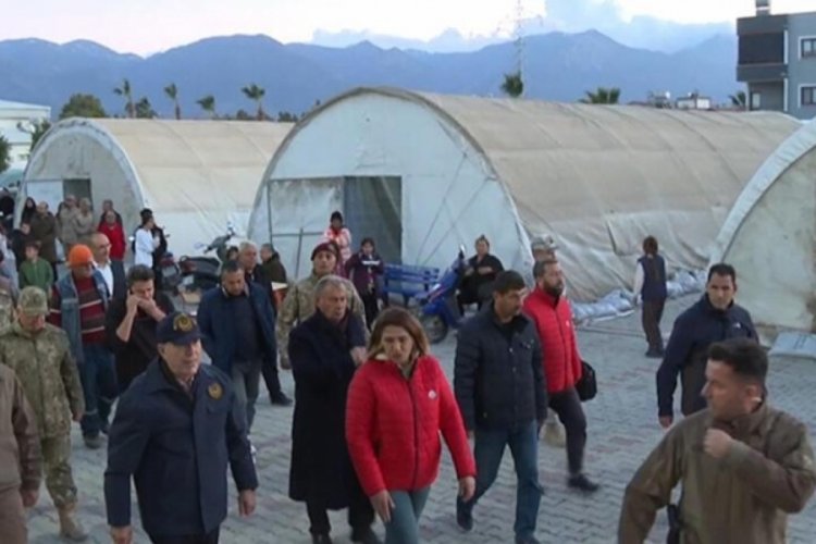 Bakan Akar, Hatay'da depremzedelerle g&ouml;r&uuml;şt&uuml;
