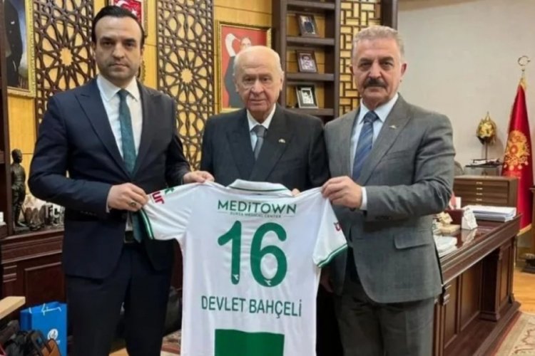 Bursaspor forması Bah&ccedil;eli'ye teslim edildi