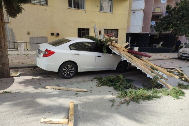 Denizli'de evlerin &ccedil;atısı u&ccedil;tu ara&ccedil;lar hasar g&ouml;rd&uuml;