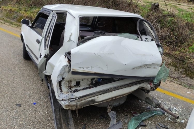 Karab&uuml;k'te otomobil hafriyat kamyonuna &ccedil;arptı: Yaralılar var