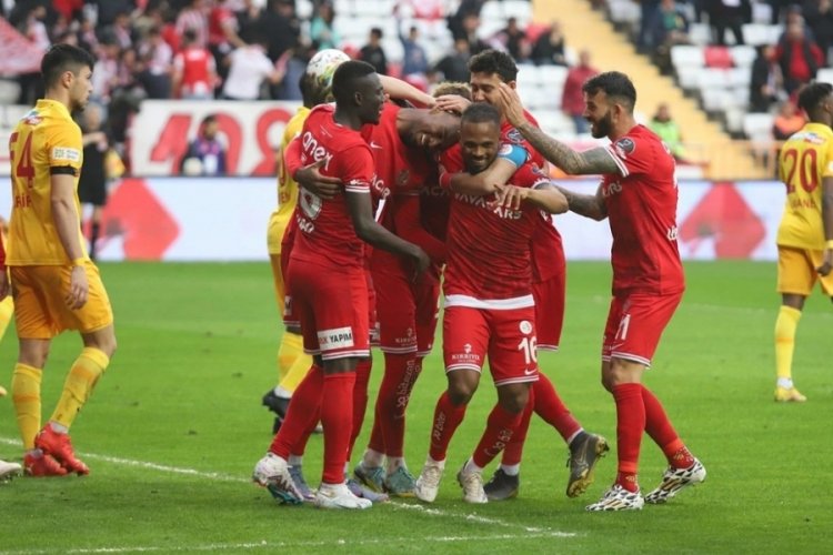 Antalyaspor,Kayserispor'u 4-0 mağlup etti