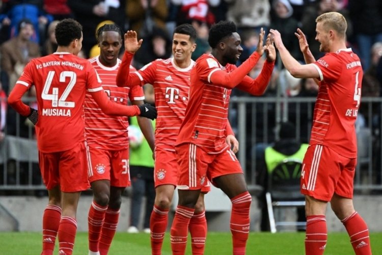Berisha'nın golleri Augsburg'a yetmedi! 8 goll&uuml; ma&ccedil;ta g&uuml;len Bayern M&uuml;nih oldu