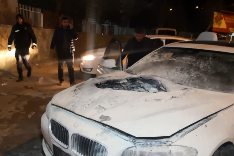 Aksaray'da otomobilin motor ve kaputu yanarak k&uuml;le d&ouml;nd&uuml;