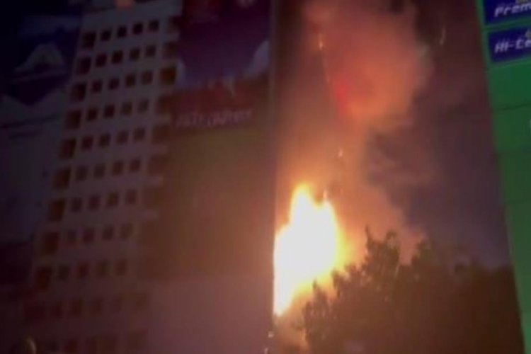 Pakistan'da 16 katlı binada korkun&ccedil; yangın
