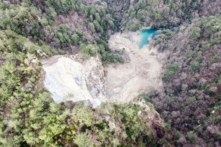Hatay'da depremden sonra yeni g&ouml;let oluştu
