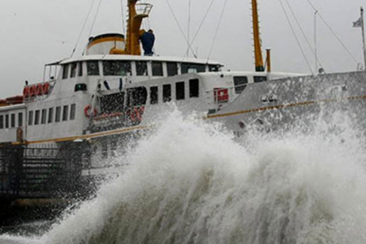 İstanbul'da vapur seferlerine lodos engeli