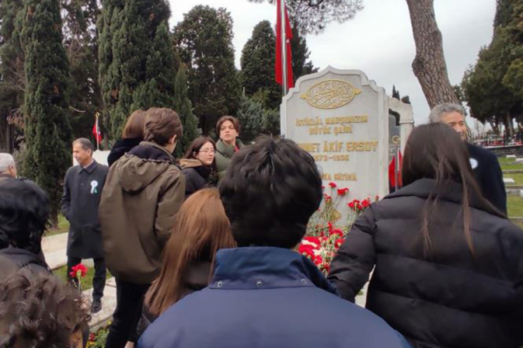 Mehmet Akif Ersoy kabri başında anıldı