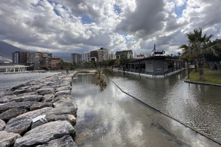 İskenderun sahili 1 metre &ccedil;&ouml;kt&uuml;