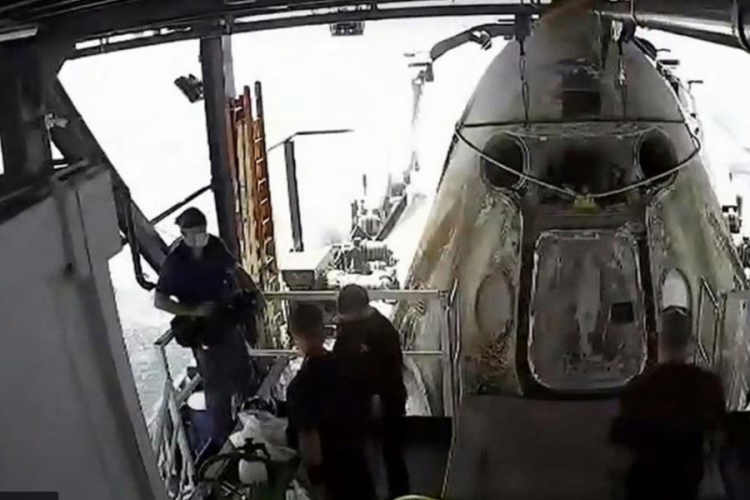 SpaceX kaps&uuml;l&uuml; D&uuml;nya'ya d&ouml;nd&uuml;