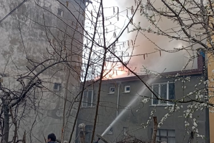 Ordu'da 3 katlı binanın &ccedil;atı katı alev alev yandı