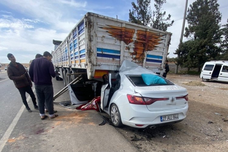 Gaziantep'te otomobil park halindeki tırın altına girdi: 1 &ouml;l&uuml;