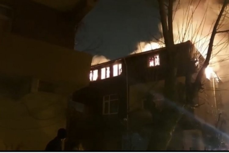 İstanbul &Uuml;mraniye'de 3 katlı binanın &ccedil;atı katı alev alev yandı