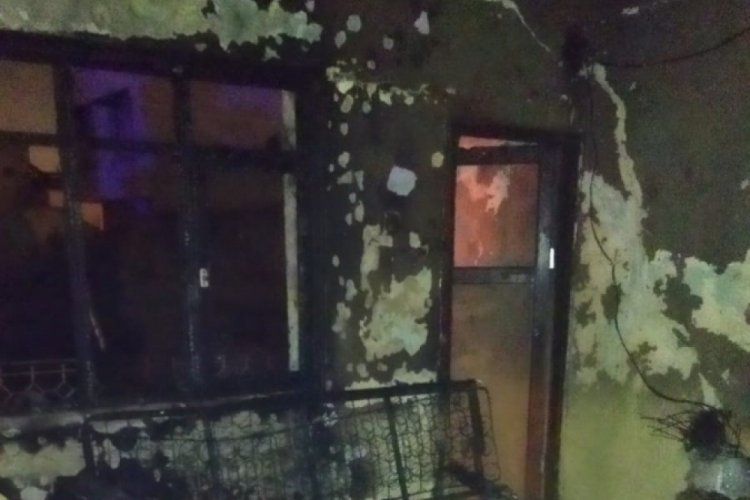 Mersin Tarsus'ta 2 katlı ev alevlere teslim oldu