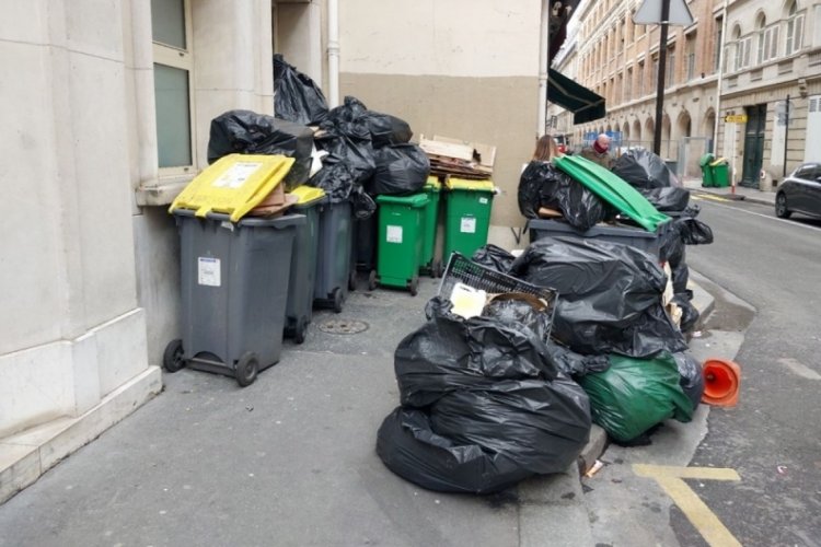 Paris'te emeklilik protestoları: Sokaklarda binlerce ton &ccedil;&ouml;p birikti