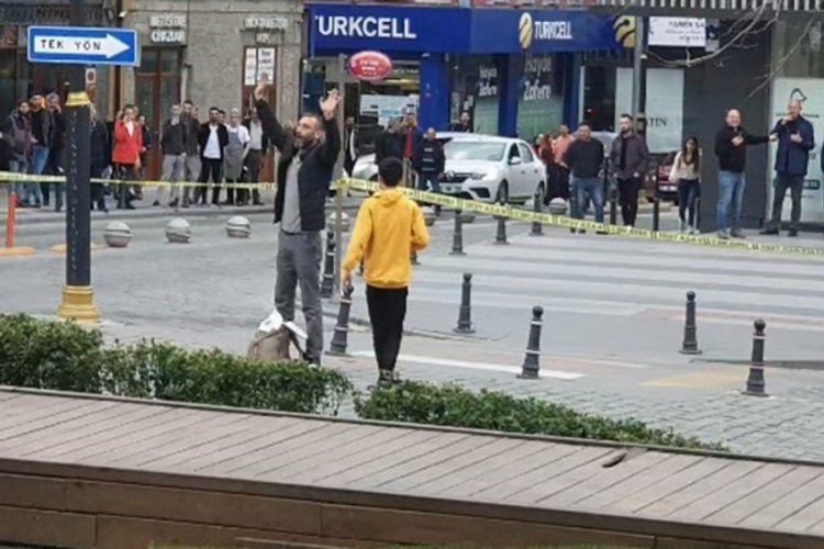 Trabzon'da akılalmaz olay! Ş&uuml;pheli &ccedil;antayı eliyle a&ccedil;tı