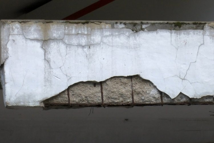 İstanbul'da bir pasajda kolonlardaki hasar esnafı tedirgin etti