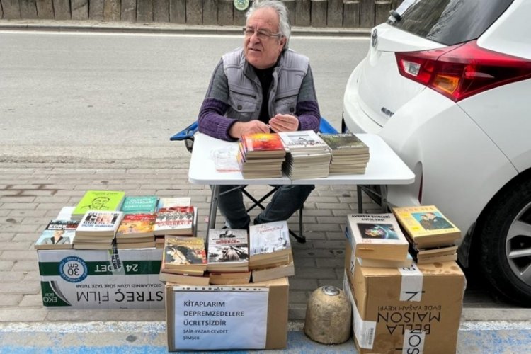 Bursalı yazar kitap satarak depremzedelere yardım yapıyor