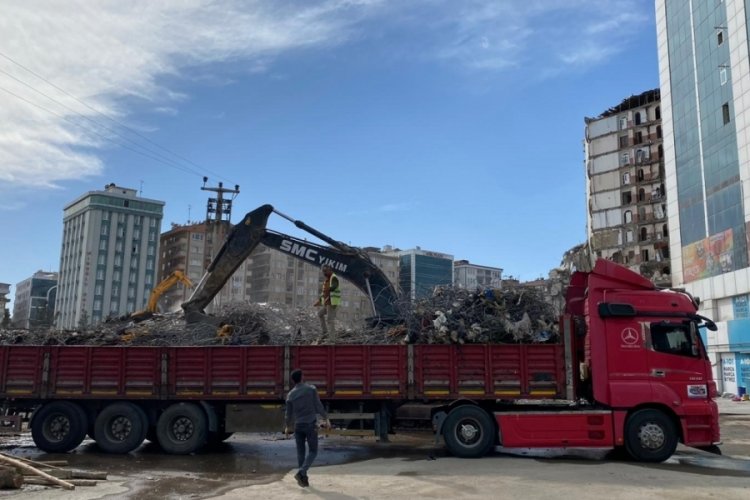 Diyar Galeria İş Merkezi'nin enkazından demir yığınları &ccedil;ıkartılıyor