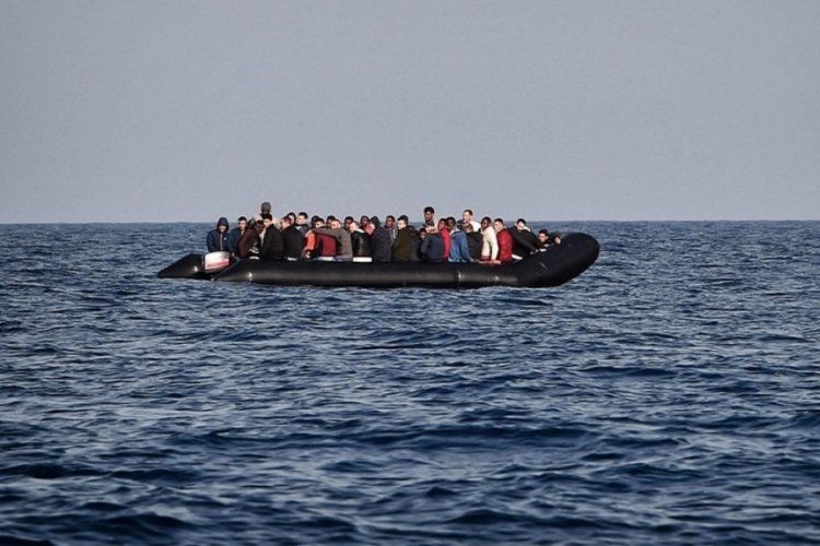 Madagaskar'da g&ouml;&ccedil;men gemisi battı: 22 kişi hayatını kaybetti