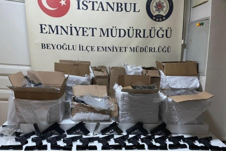 İstanbul'da otopark ofisinde onlarca silah ele ge&ccedil;irildi