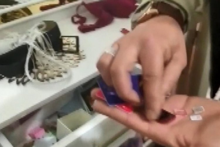 Bursa'da dolandırıcılar, su&ccedil;ta kullanılan tablet ve bilgisayarları yakalanmamak i&ccedil;in kırmış