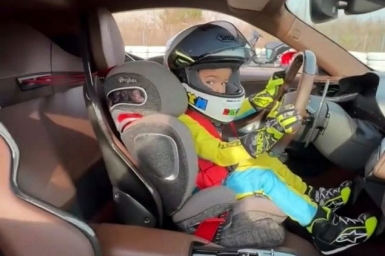 Bebek koltuğunda Ferrari s&uuml;rd&uuml;