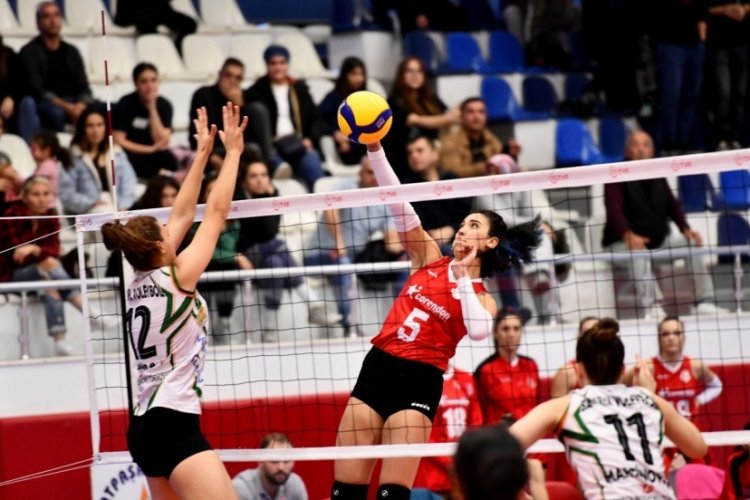 Muratpaşa Belediyespor voleybolda Play-Off'a doğru ilerliyor