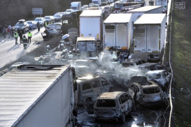 Macaristan'da zincirleme trafik kazası: 40'tan fazla ara&ccedil; birbirine girdi