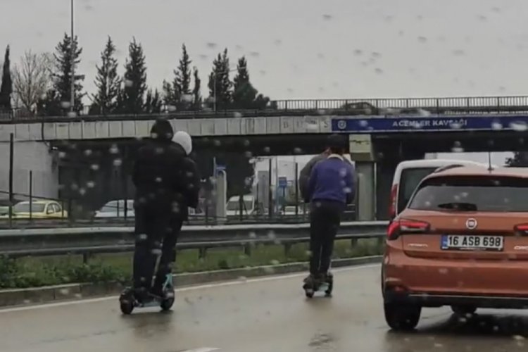 Bursa'da gen&ccedil;lerin tehlikeli scooter yolculuğu