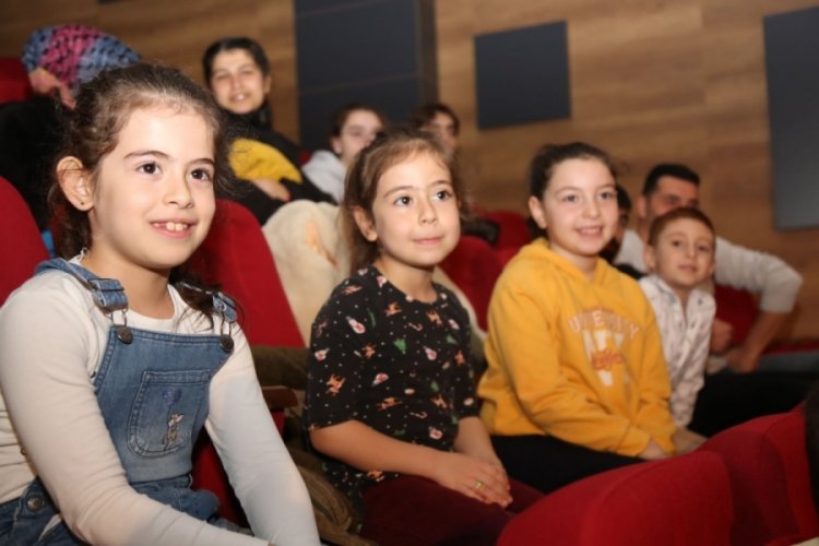 Bursa G&uuml;rsu'da &ccedil;ocukların sinema keyfi