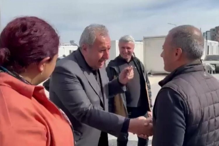Adıyaman'da bir depremzede valinin alnından &ouml;pt&uuml;