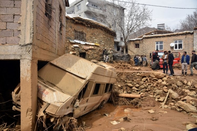 Bitlis'te sulama g&ouml;leti patladı