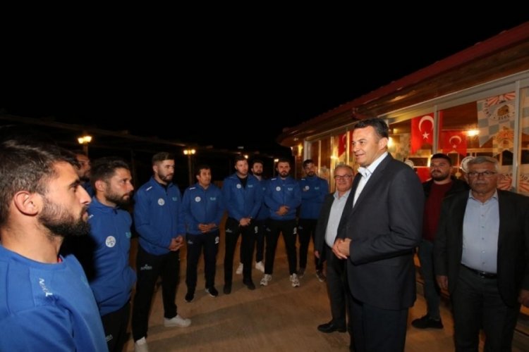Başkan Ulutaş futbolcularla g&ouml;r&uuml;şt&uuml;