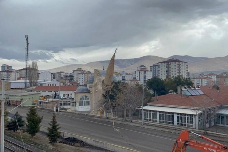 Niğde'de 34 yıllık caminin minaresi yıkıldı
