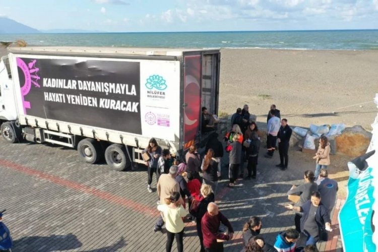 Bursalı kadınlar 8 Mart D&uuml;nya Kadınlar G&uuml;n&uuml;'nde deprem b&ouml;lgesini unutmadı