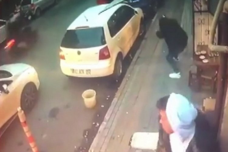 İstanbul'da silahlı saldırıya uğrayan kişiler &ccedil;aylarını yudumlamaya devam ettiler