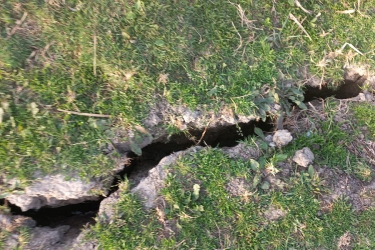 Ceyhan Nehri kıyısında b&uuml;y&uuml;k yarıklar oluştu