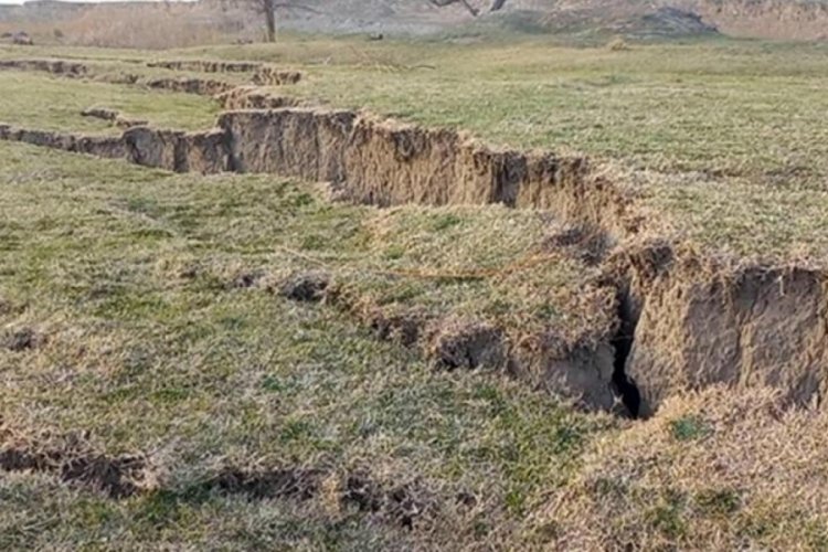Ceyhan Nehri kıyısında deprem sonrası b&uuml;y&uuml;k yarıklar oluştu