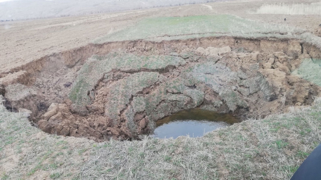 Sivas'ta 15 metre &ccedil;apında obruk oluştu