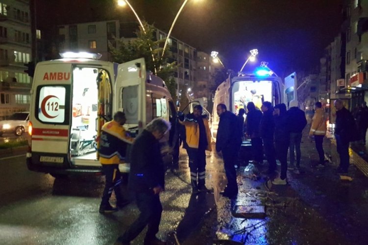 Tokat'ta hasta taşıyan ambulans otomobille &ccedil;arpıştı