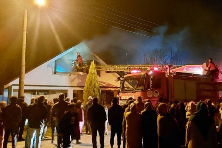 Sakarya'da evde &ccedil;ıkan yangın mahalleliyi sokağa d&ouml;kt&uuml;