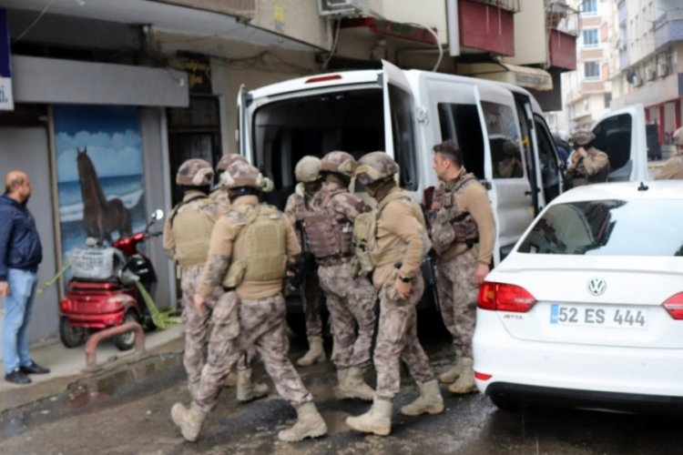 Ordu'da iki kişi silahla vuran şahıs kendini &ccedil;atı katına kilitledi