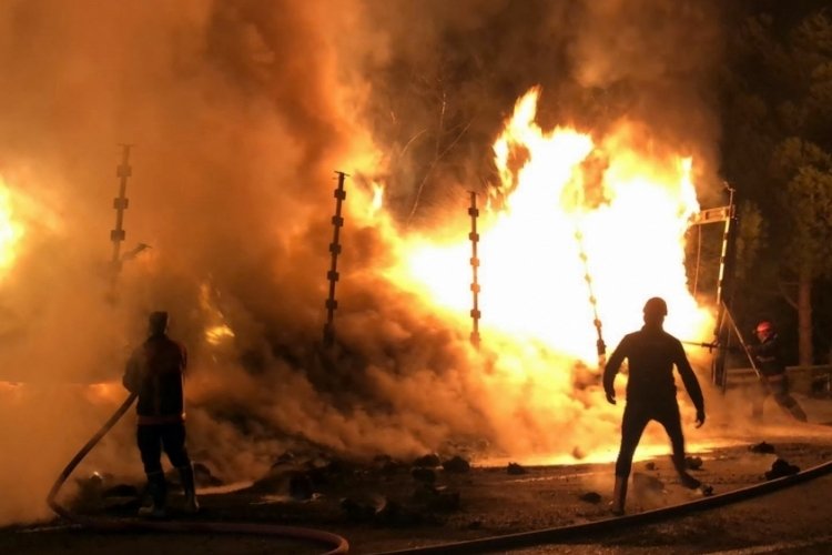 Sakarya'da iplik y&uuml;kl&uuml; tırın dorsesi yangında k&uuml;le d&ouml;nd&uuml;