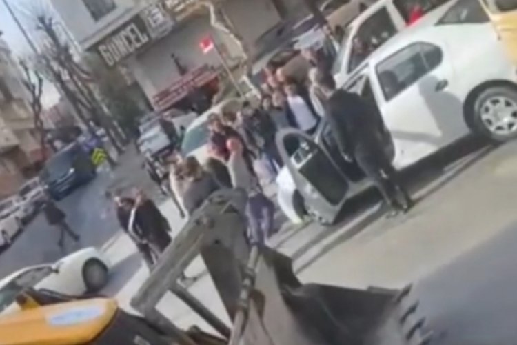 İstanbul'da tartıştığı s&uuml;r&uuml;c&uuml;n&uuml;n aracına &ccedil;arptı