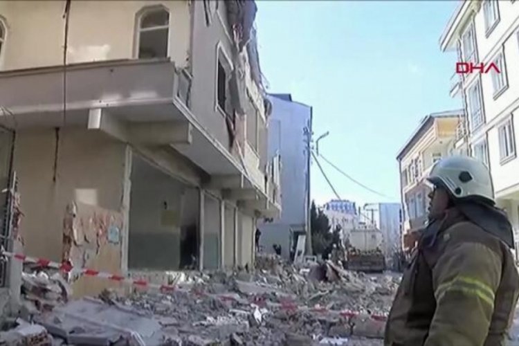 İstanbul K&uuml;&ccedil;&uuml;k&ccedil;ekmece'de yıkım sırasında metruk bina &ccedil;&ouml;kt&uuml;!